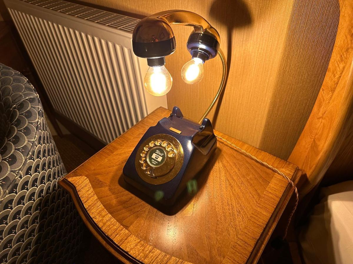 切斯特之家旅馆住宿加早餐旅馆 外观 照片 A telephone lamp