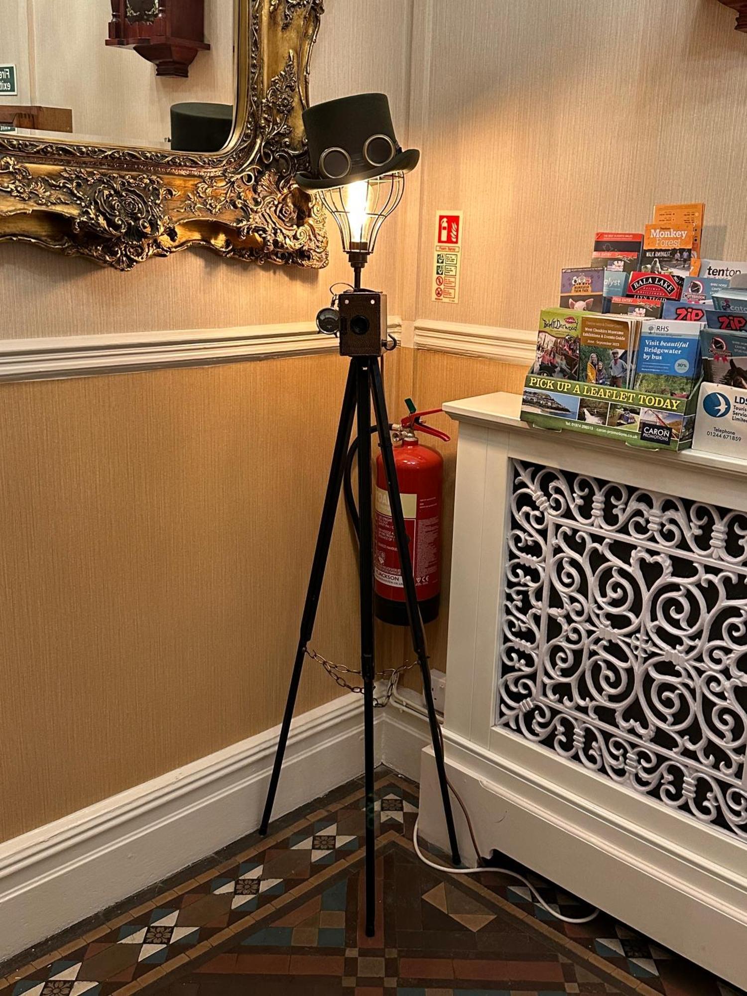 切斯特之家旅馆住宿加早餐旅馆 外观 照片 A tripod with a camera