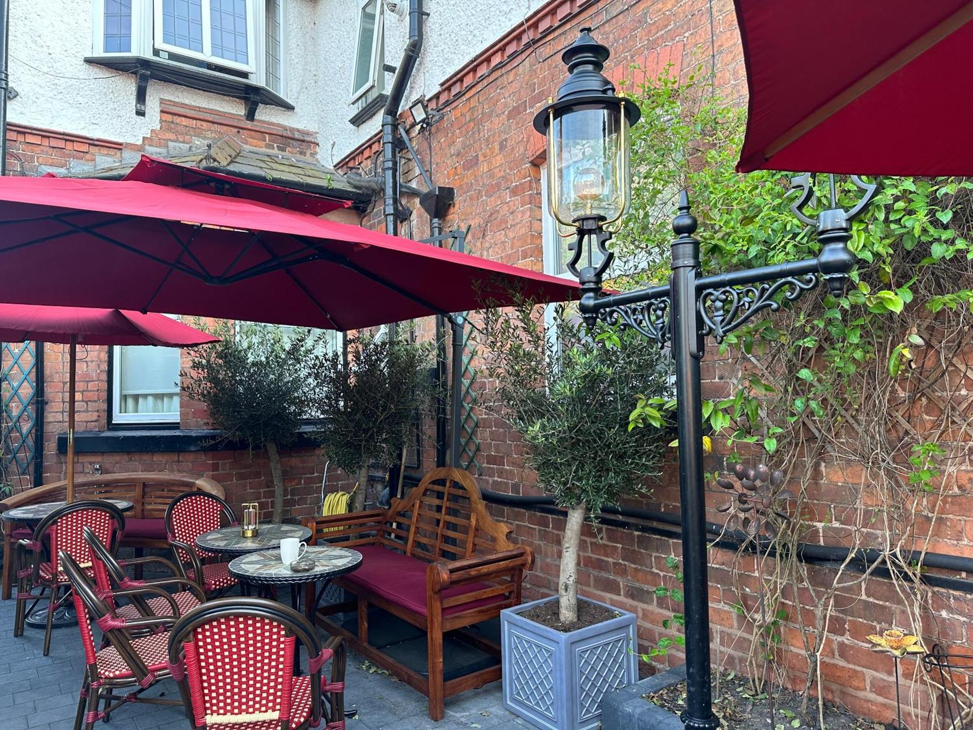 切斯特之家旅馆住宿加早餐旅馆 外观 照片 The courtyard at the Old Bank Hotel