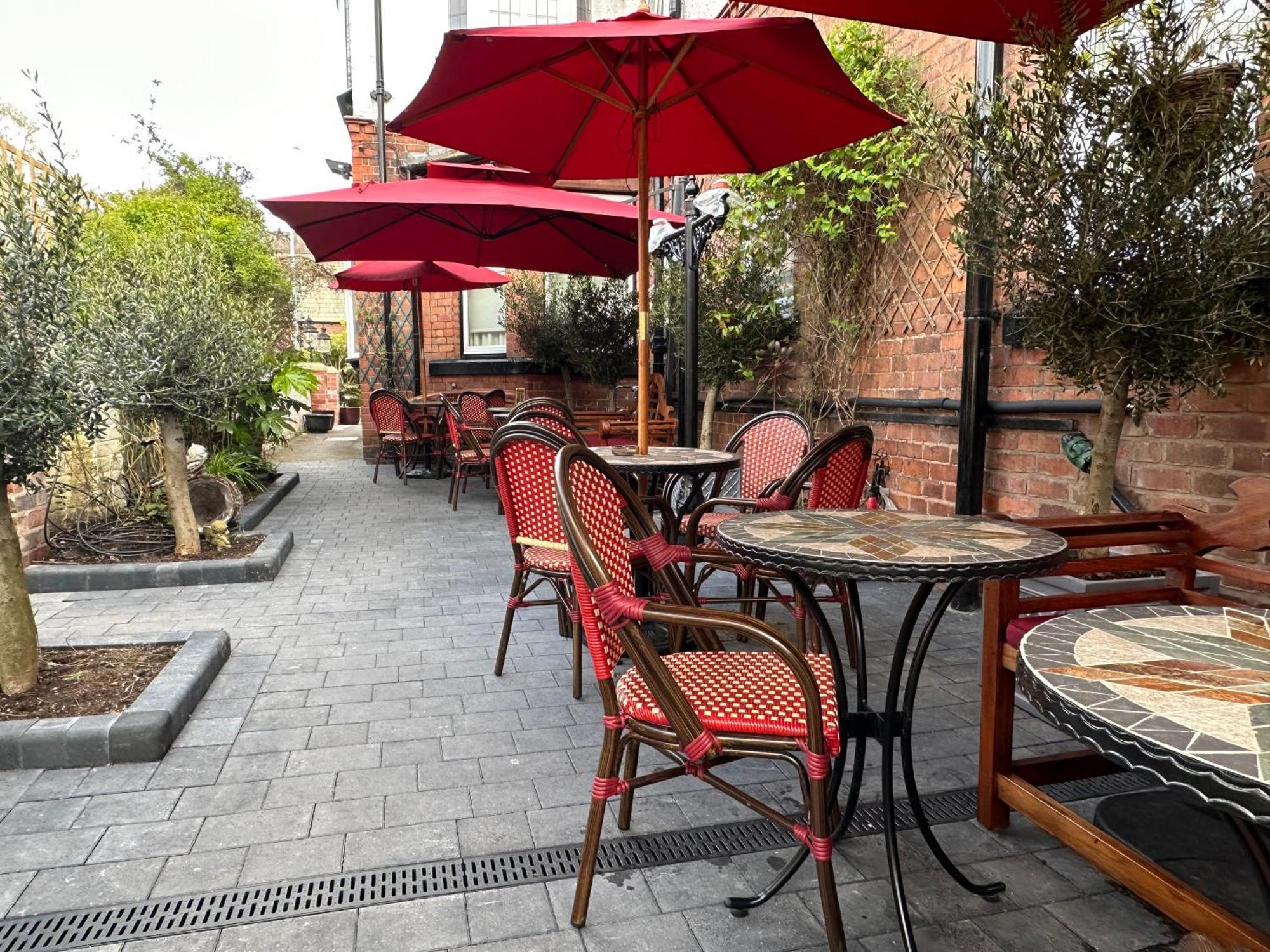 切斯特之家旅馆住宿加早餐旅馆 外观 照片 The courtyard at the Old Bank Hotel